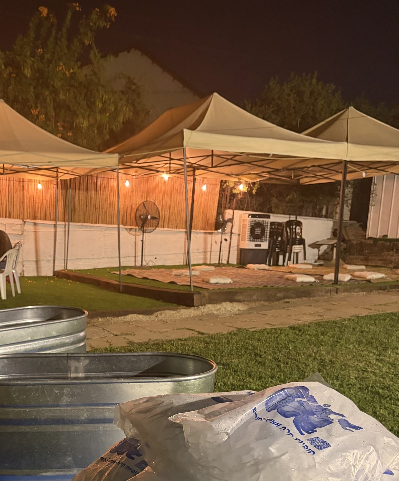 המתחם בערב עם אמבטיות קרח ותאורה חמה